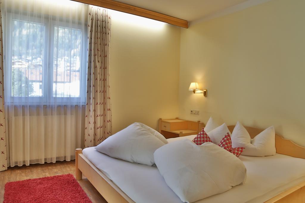 Pension Gletscherblick Fulpmes Rum bild